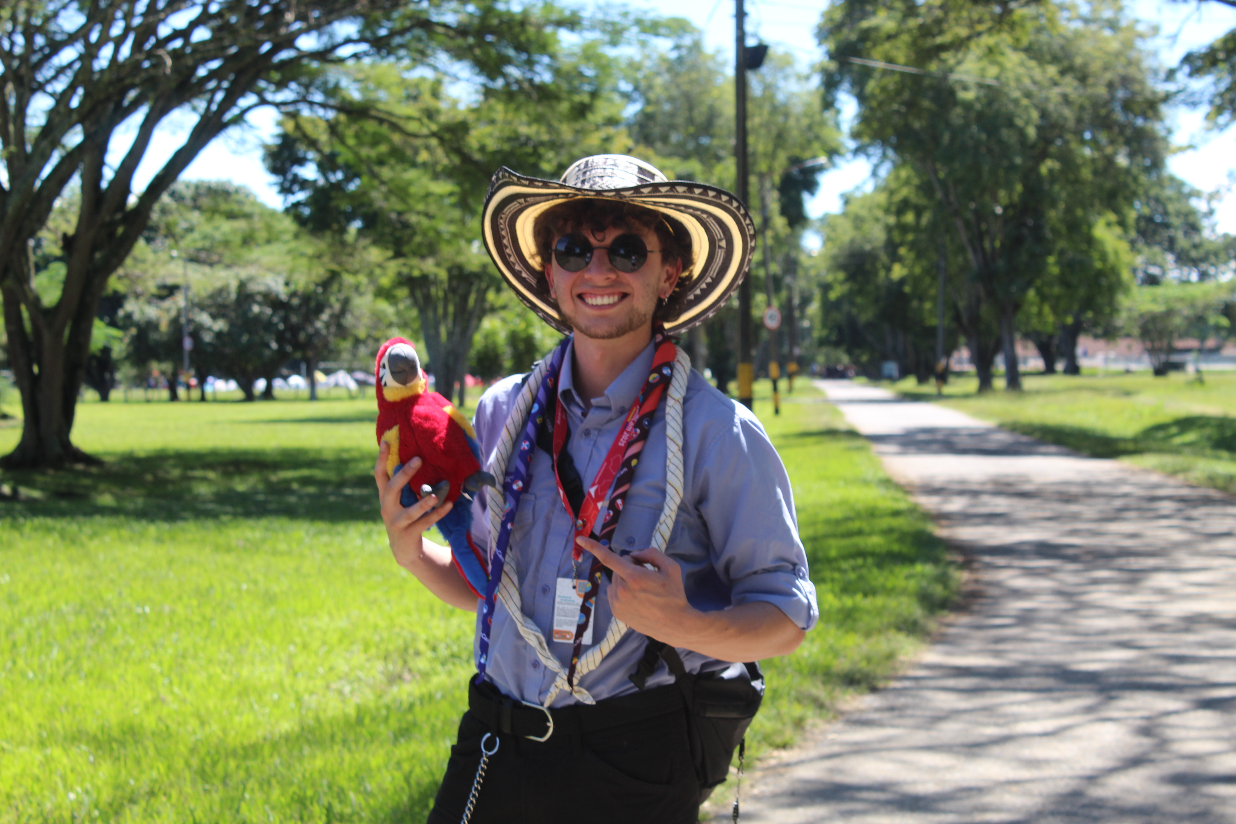 Adulto voluntario del equipo internacional de servicio en Comfandi Pance
